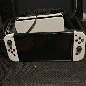 Nintendo switch OLED played 3 or 4 times comes with Nintendo case too !